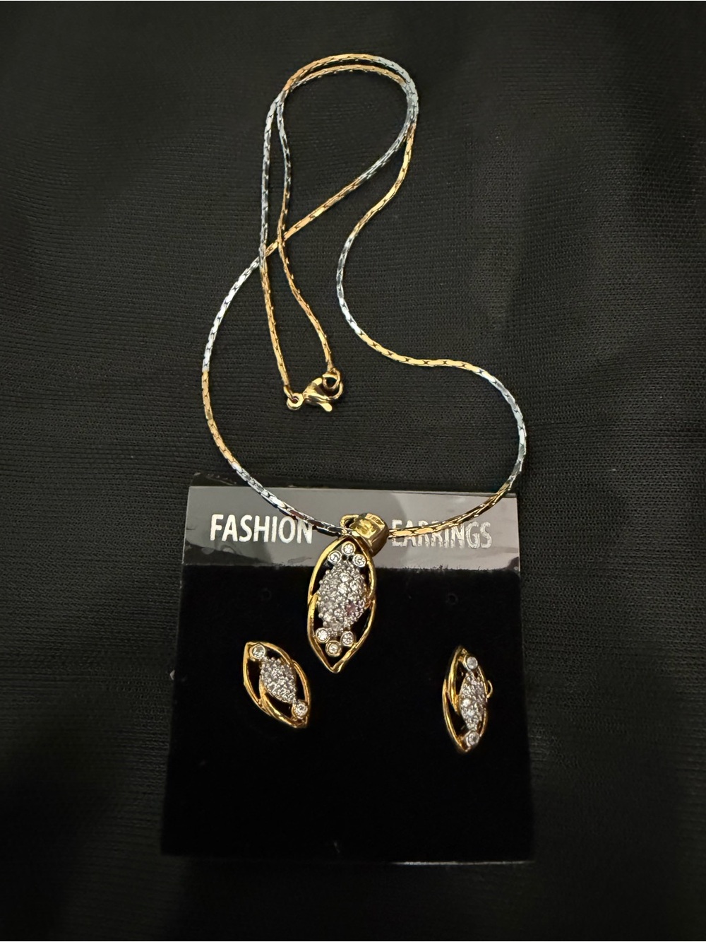 Gold plated pendant set with chain included